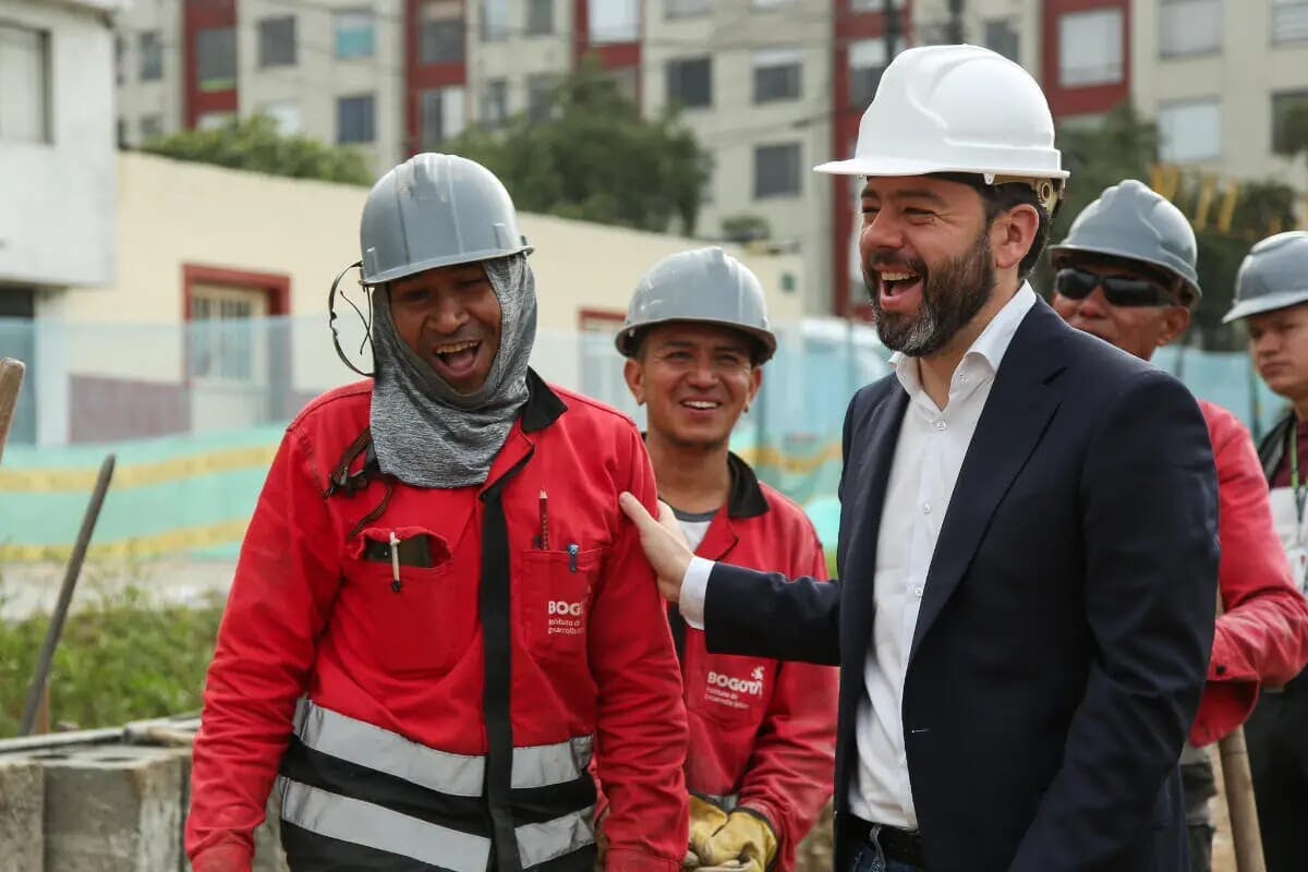 Galán parece que sigue en campaña y protesta porque “no ve gente trabajando en las obras”