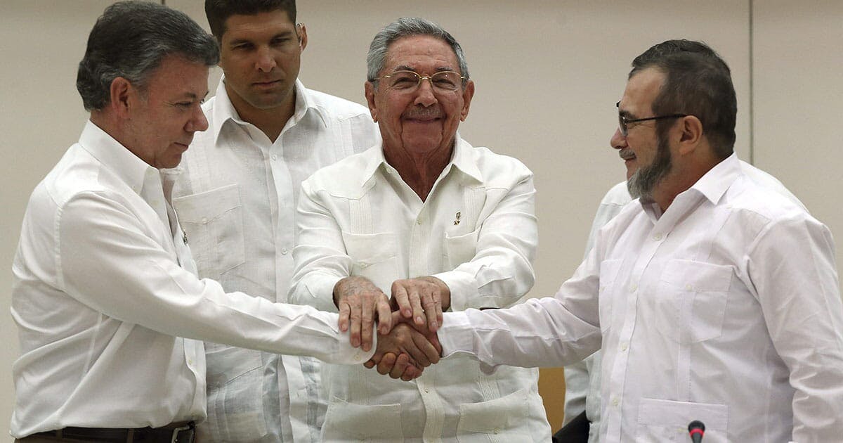 Expresidente presenta un plebiscito nacional. Termina decidiendo por su cuenta tras el rechazo.